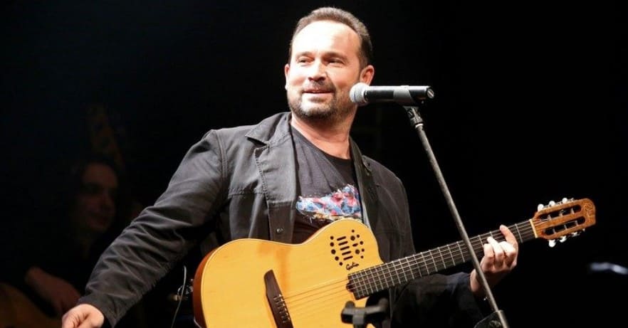 ο κωστας μακεδονας κραταει την κιθαρα του και τραγουδαει
