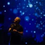 Αντώνης Ρέμος τραγουδαει σε συναυλια στην Αθηνα