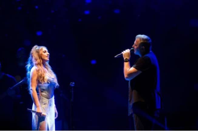 Αντώνης Ρέμος τραγουδαει μαζι με την Ελενα Παπαριζου σε συναυλια