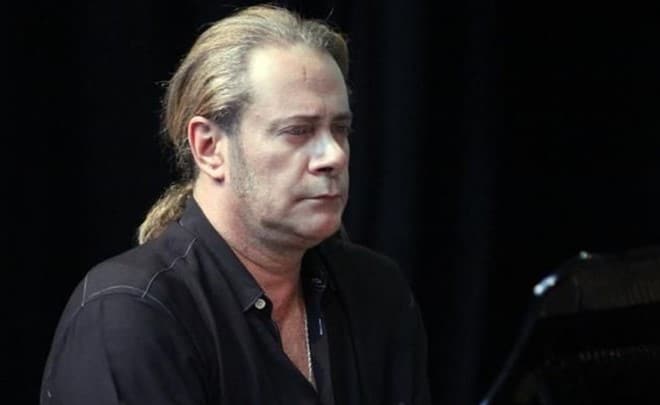 Σκόνη Και Θρύψαλα στιχοι Στεφανος Κορκολης
