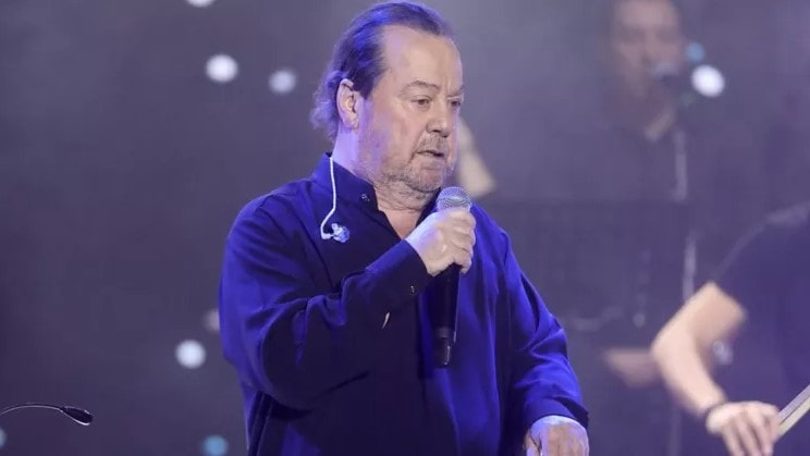 Γιάννης Πάριος που τραγουδάει